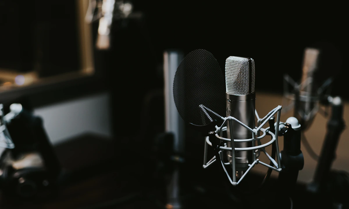 Micrófono preparado frente a una mesa de grabación de podcast